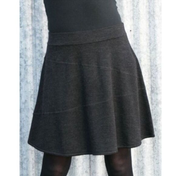 EUC KRIMSON KLOVER FALL LINE 100% MERINO WOOL GRAY SWING SKIRT SIZE MEDIUM - Picture 1 of 7